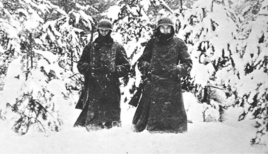 https://upload.wikimedia.org/wikipedia/commons/6/6a/Soldiers_on_guard_in_December_1941_to_the_west_of_Moscow.jpg